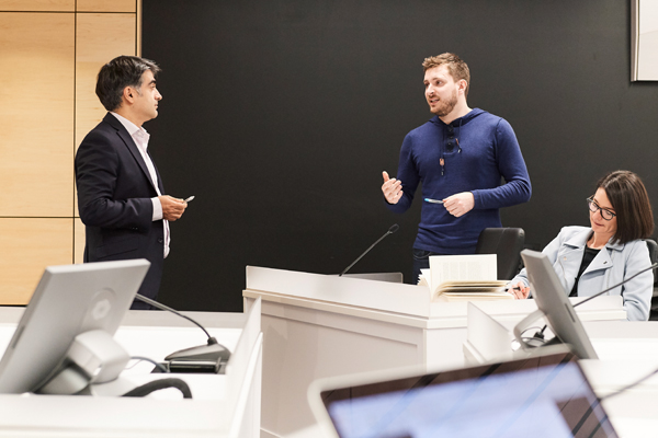Professeur avec des étudiants