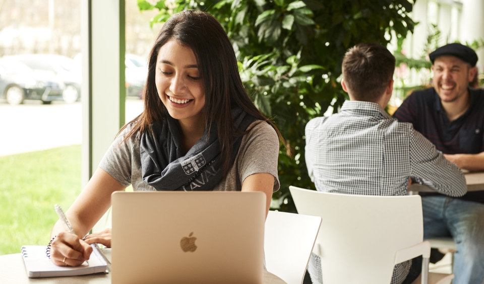 Jeune femme devant son ordinateur portable