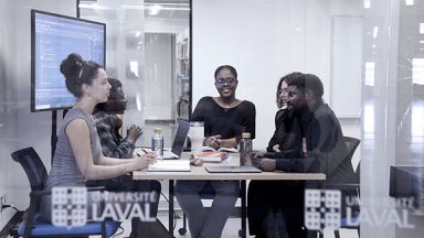 Réunion d’équipe dans une salle vitrée