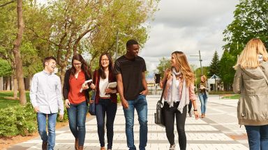 Groupe d'étudiants et d'étudiantes qui marchent sur le campus