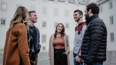 Étudiants discutant devant le Vieux-Séminaire
