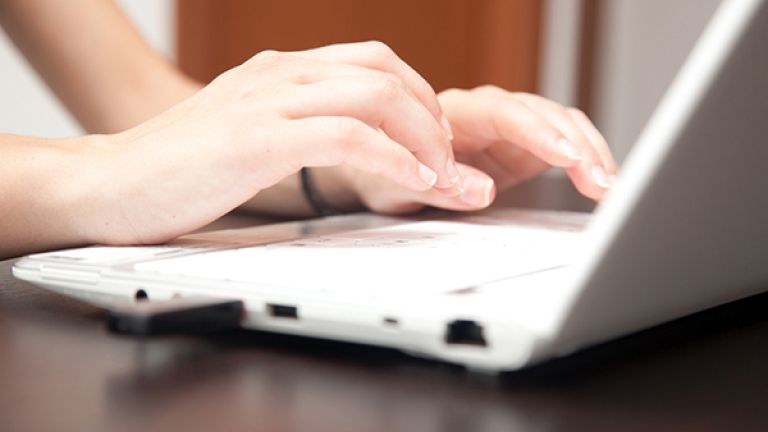 Personne utilisant un ordinateur portable
