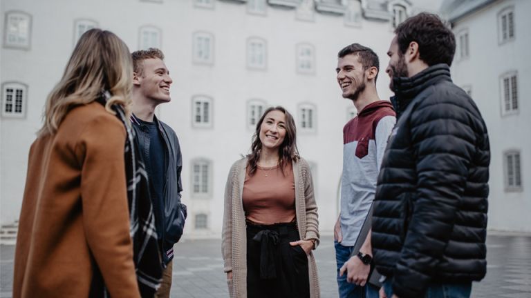 Étudiants discutant devant le Vieux-Séminaire